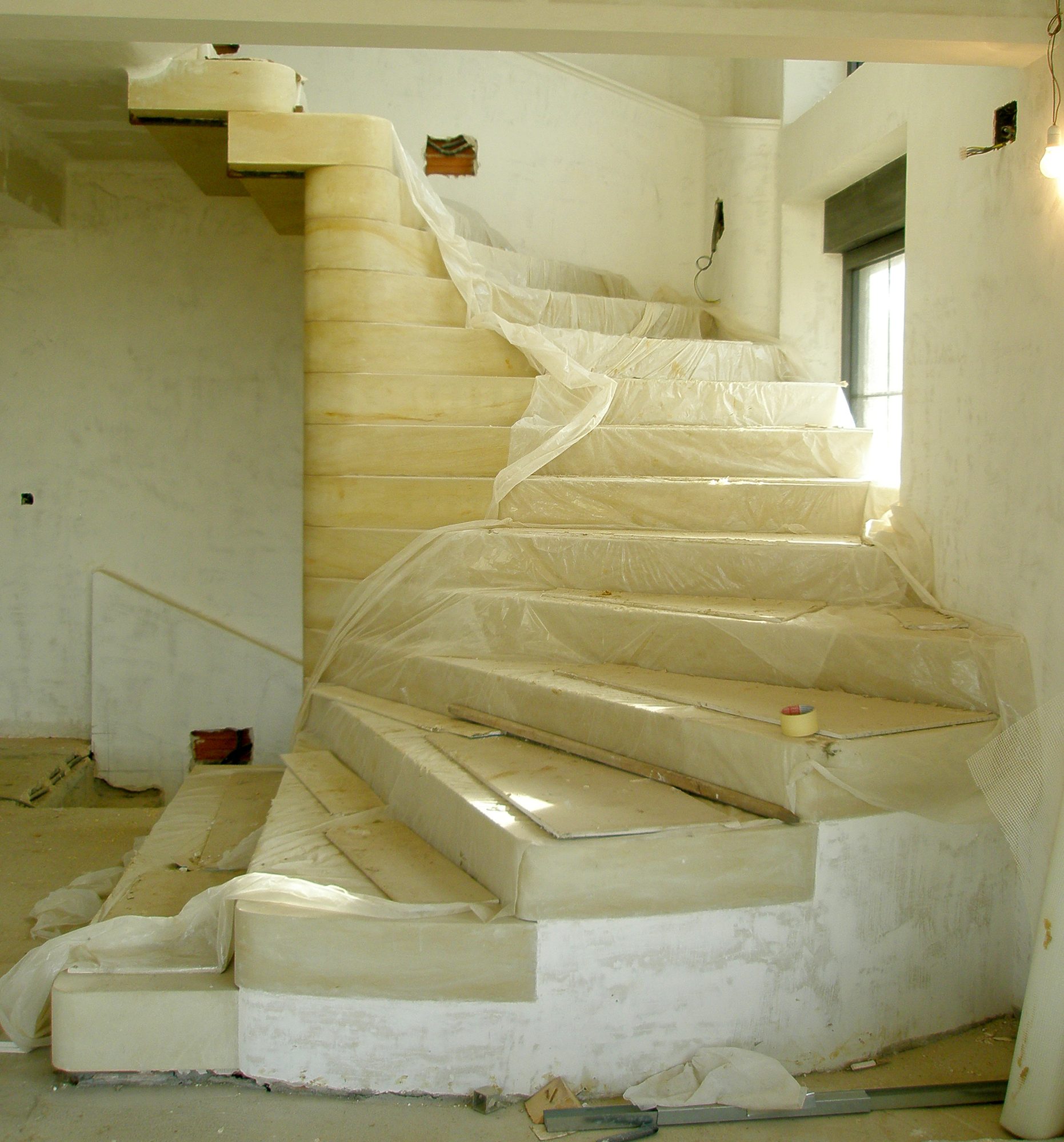 Escalera de caracol de piedra en construcción