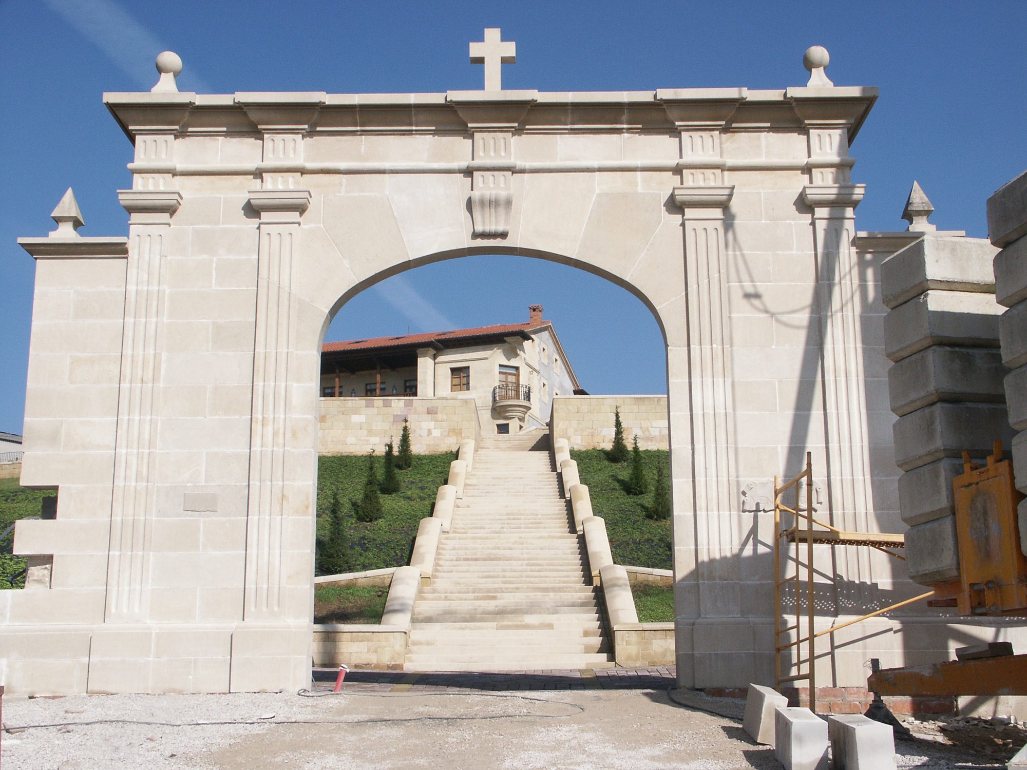 Arco de piedra labrada en arenisca, obra de Cantería Fernández