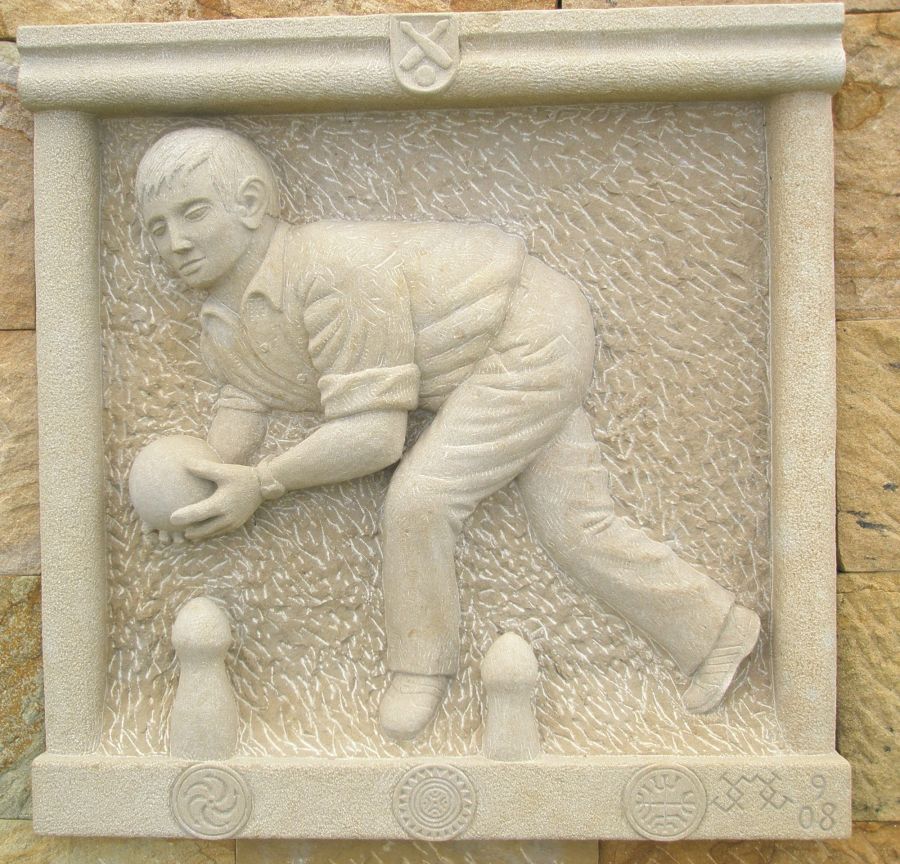 Relieve en piedra de un jugador de bolos, talla de Cantería Fernández